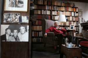 Fotografía de Marcelo Salinas. El poeta en su castillo, la biblioteca