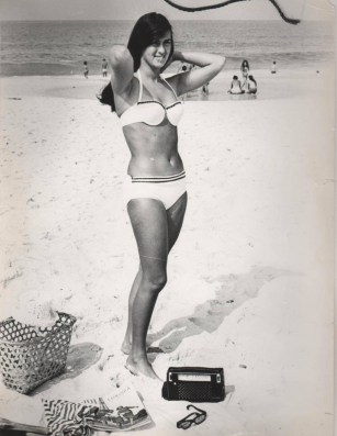aus-dem-fotoalbum-von-helo-pinheiro-in-den-sechziger-jahren-am-strand-von-rio-de-janeiro