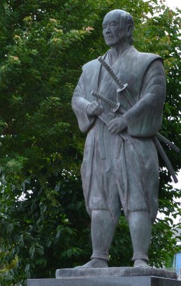 Estatua_de_Tsukahara_Bokuden